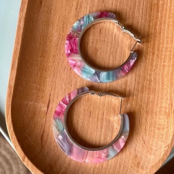Women's Acrylic Silver Tone Pastel Marbles Hoop Earrings - Picture 3 of 6